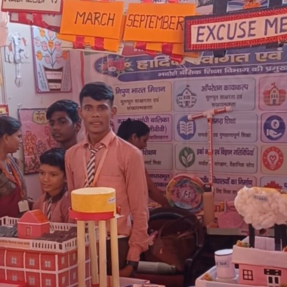 मुख्यमंत्री योगी ने लाभार्थियों को बांटे डेमो चेक और चाबियां:कई योजनाओं के तहत प्रमाण पत्र और नियुक्ति पत्र भी दिए, लाभार्थी हुए खुश