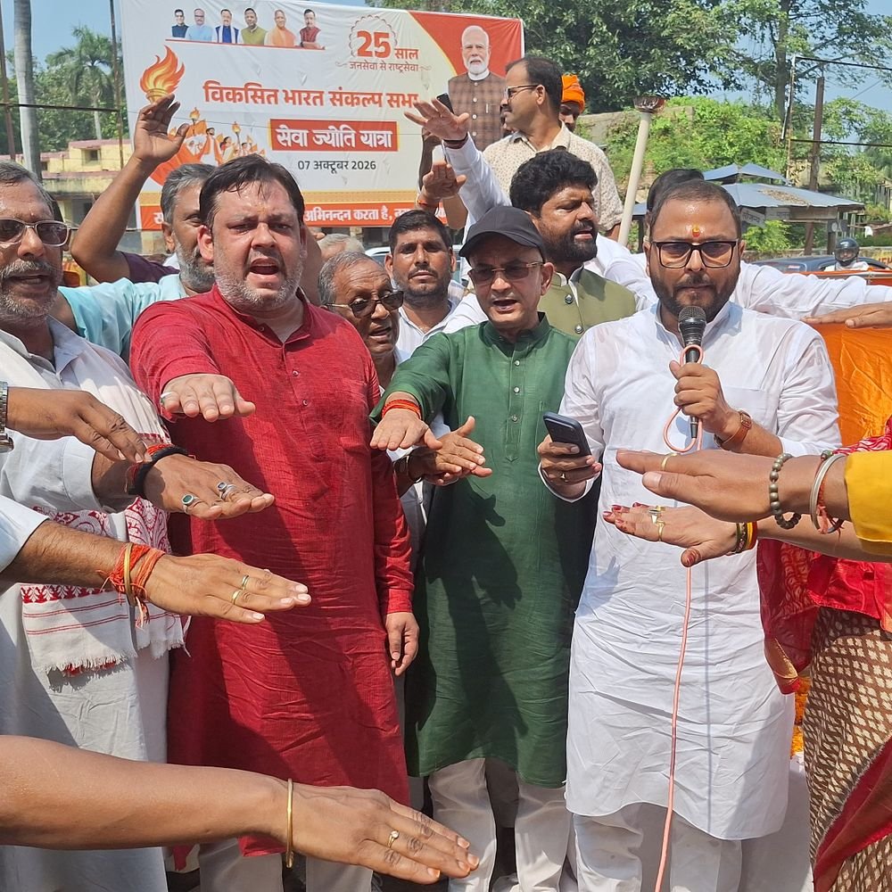 गाजीपुर में भाजपा ने निकाली सेवा ज्योति यात्रा:PM मोदी के सार्वजनिक जीवन के 25 साल पूरे होने पर मशाल जुलूस