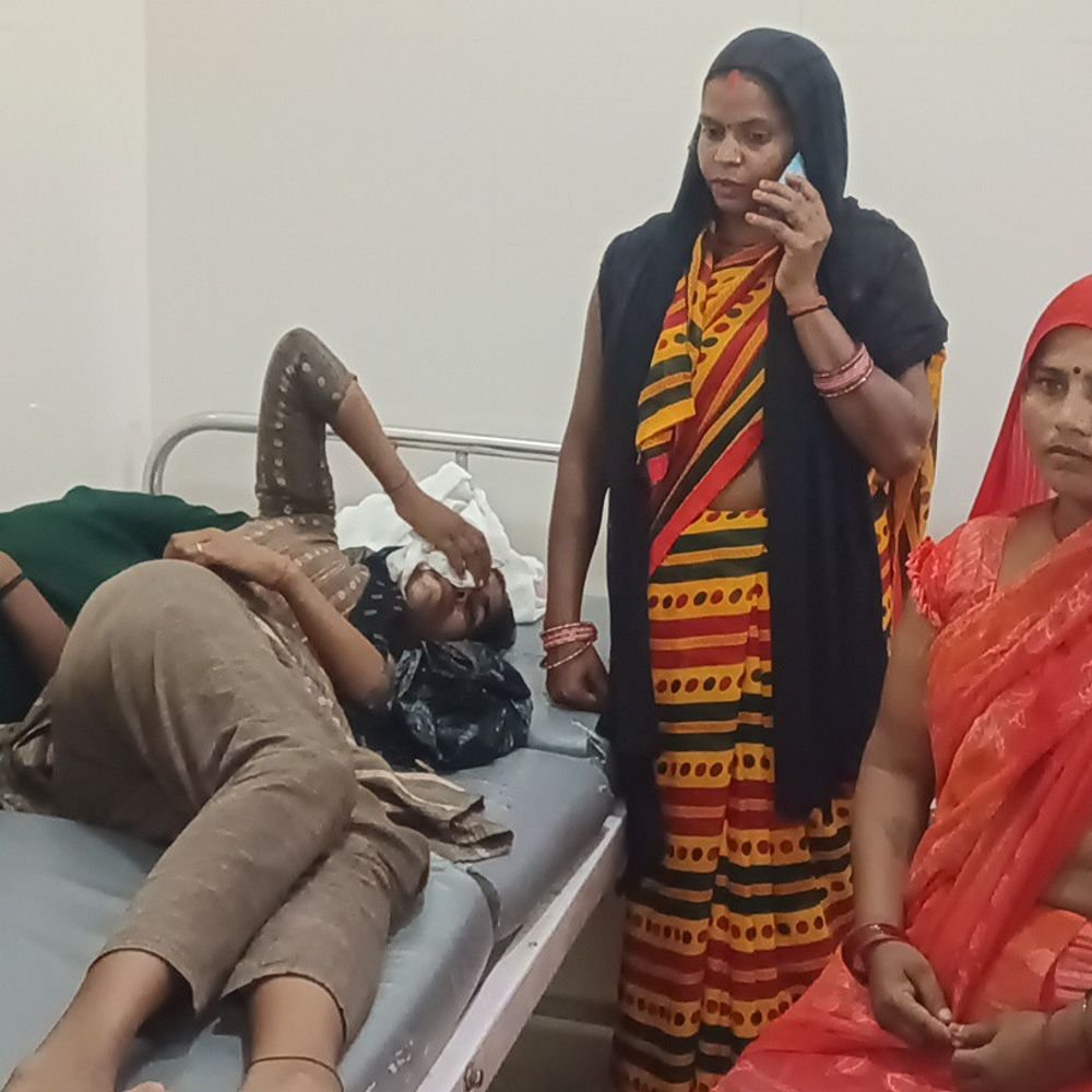 सियार के हमले में दो लड़कियां घायल:महराजगंज में खेत जाते समय हुआ हमला, जिला अस्पताल में इलाज जारी