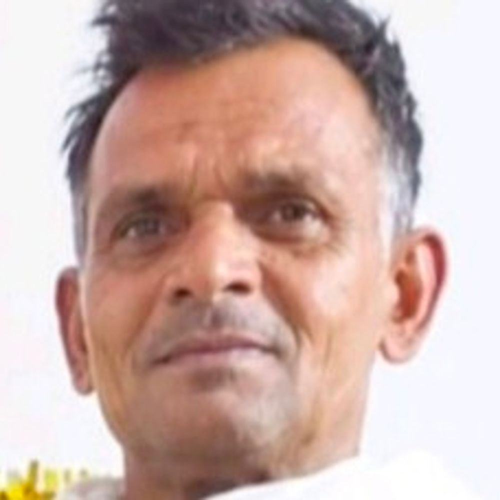 तेज रफ्तार सफारी की टक्कर में ई-रिक्शा चालक की मौत:हमीरपुर में राठ-जलालपुर मार्ग पर हादसा, सब रजिस्ट्रार की बताई जा रही गाड़ी; चालक फरार