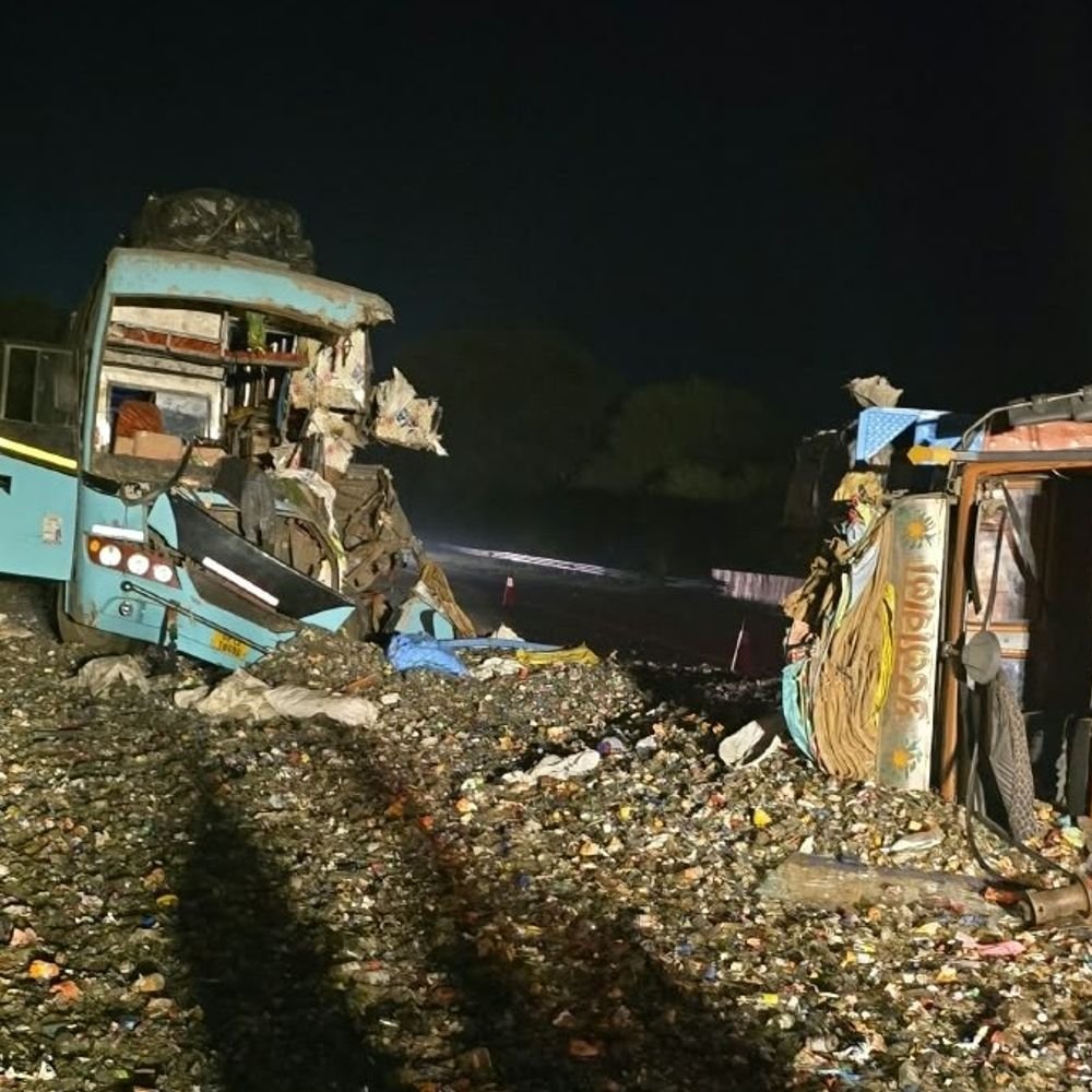 यमुना एक्सप्रेसवे पर दो बसें कैंटर से टकराईं:मथुरा में 30 से 35 यात्री घायल; कांच से भरा कैंटर पलटा