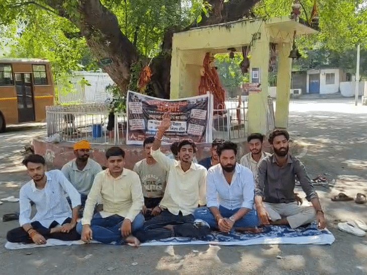 लखनऊ विश्वविद्यालय में छात्रों के धरने का चौथा दिन:हॉस्टल में रूम न मिलने पर कर रहे प्रदर्शन, मेरिट के आधार पर कमरे की मांग