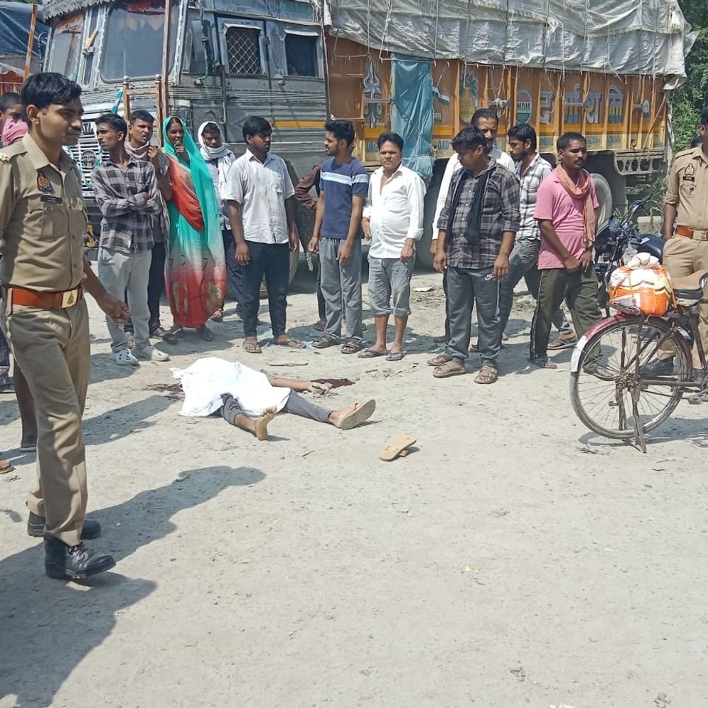 आजमगढ़ में सड़क हादसा युवक की मौत:आटा पिसाकर घर जा रहे साइकिल सवार को तेज रफ्तार ट्रक ने मारी थी जोरदार टक्कर