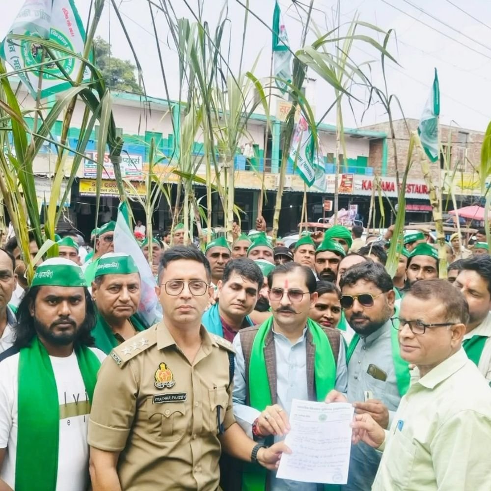 गन्ना भुगतान न मिलने पर किसानों ने कलेक्ट्रेट घेरा:दीपावली से पहले बकाया चुकाने की मांग, आंदोलन की चेतावनी