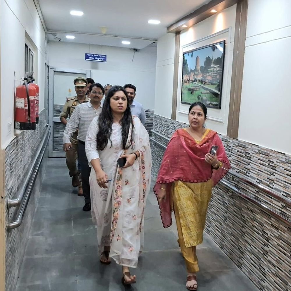 जिलाधिकारी ने जिलाकोषागार का निरीक्षण करपेंशन सुविधाओं का जायजा लिया:पेंशनर हेल्प डेस्क, लाउंज, डबल लॉक, सीसीटीवी और अग्निशमन व्यवस्थाएं देखीं
