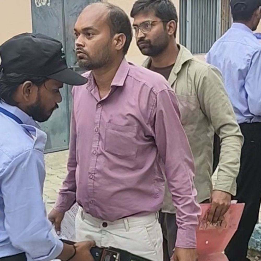 हाथरस में 16 केंद्रों पर हो रही PET की परीक्षा:3 स्तर की जांच के बाद प्रवेश, एग्जाम स्पेशल ट्रेन भी चली