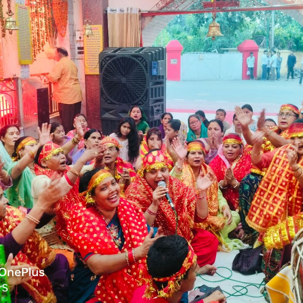 नवरात्रि के चौथे दिन मंदिरों में गूंजे मां दुर्गा के:मुरादाबाद में 'अम्बे तू है जगदम्बे काली' भजनों पर झूमीं महिलाएं