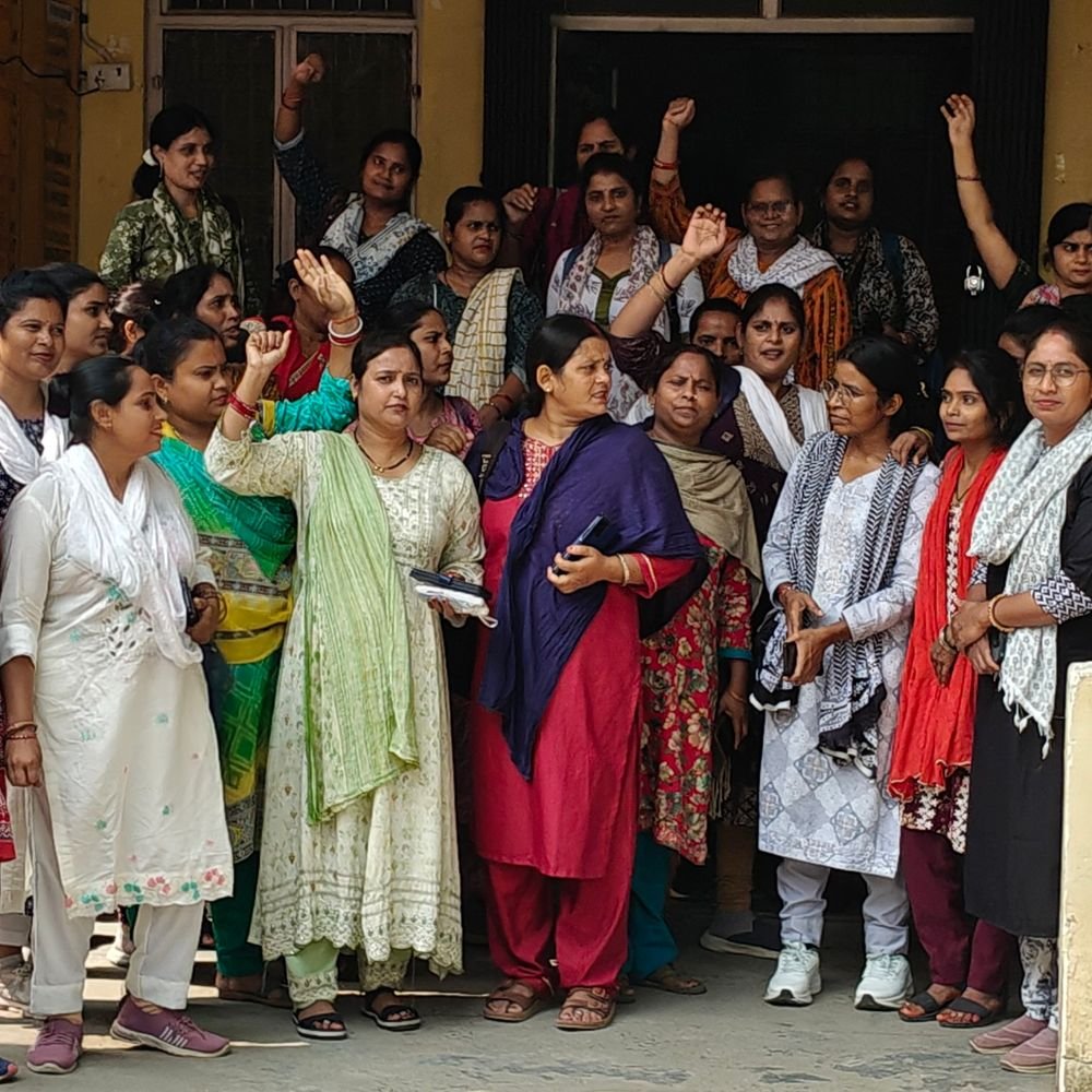 CMO ऑफिस में संविदा एएनएम का प्रदर्शन:नियमितीकरण और समान वेतन की मांग, सीएमओ से मुलाकात भी बेनतीजा रही