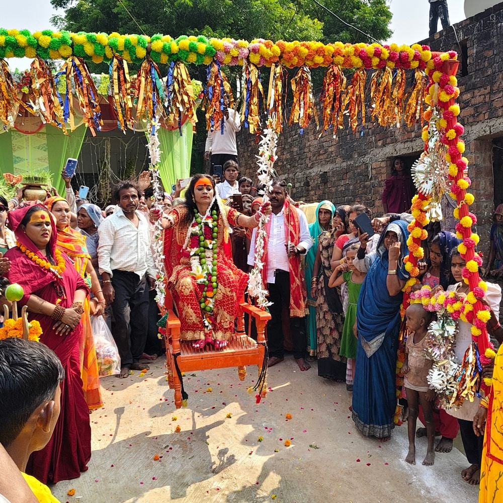 अंगारों पर चलकर महिला ने पूरी की प्रतिज्ञा:लोहे की कीलों की शैया पर लेटकर चार साल से कर रहीं साधना, नवमी पर गांव में निकलीं