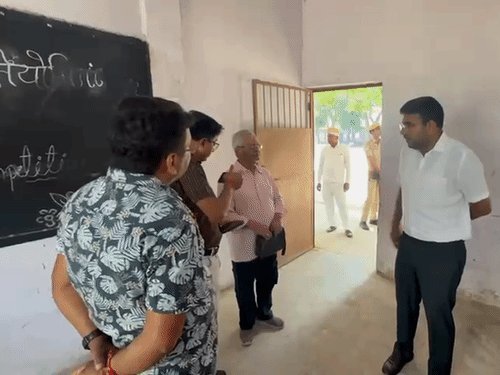 जिले के बूथों पर पूरे दिन बैठे BLO:वोटर लिस्ट में नाम जोड़वाने के लिए लोगों ने आवेदन किया; DM ने निरीक्षण किया