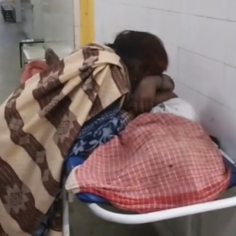 संभल में बुलेट की टक्कर से सब्जी विक्रेता की मौत:ड्राइवर फरार, पत्नी शव से लिपटकर रोई; ठेला चकनाचूर हुआ