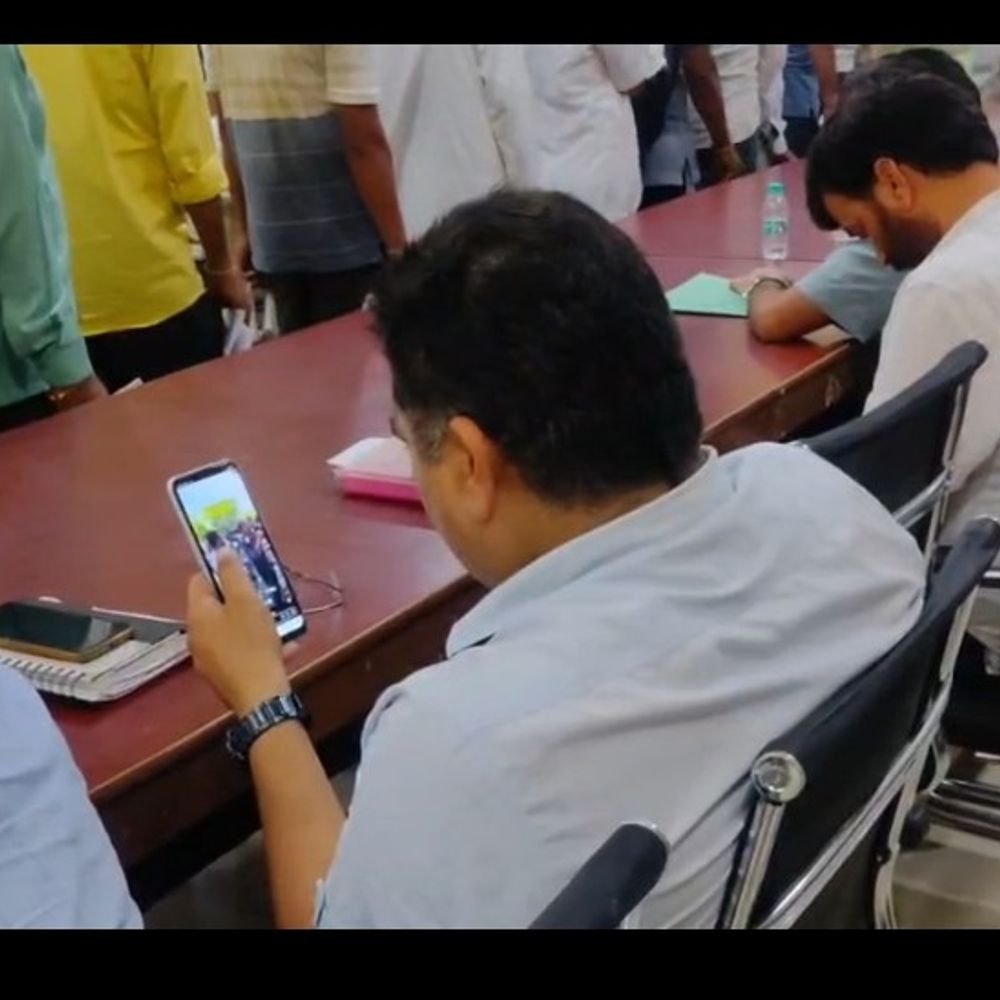 बुलंदशहर समाधान दिवस में अधिकारी रील्स देखते रहे:डीएम-एसएसपी की मौजूदगी में फरियादी परेशान होते रहे, नहीं सुनी शिकायतें