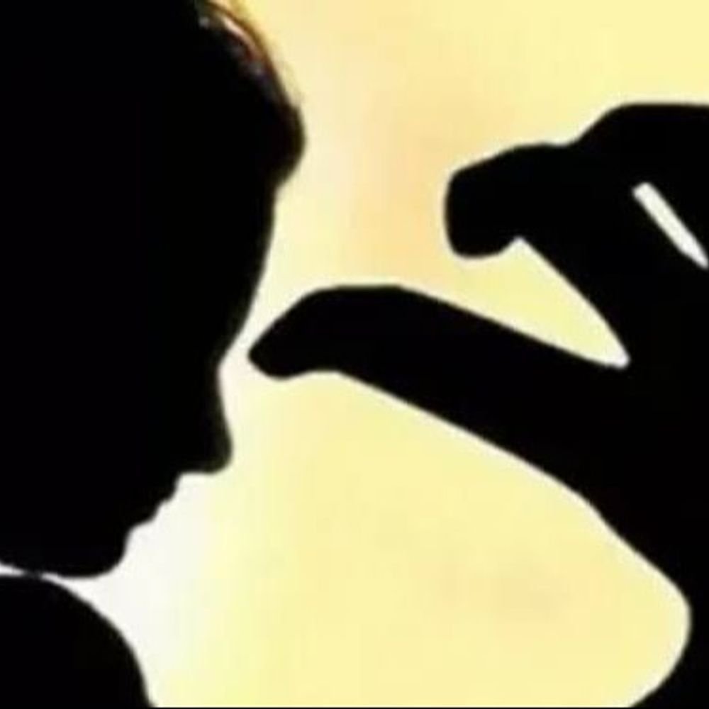अलीगढ़ में सरेराह युवती से छेड़छाड़ का आरोप:बाजार जाते समय रास्ते में घेरा, विरोध पर भाई को पीटा; मंदिर के पुजारी समेत 5 पर FIR
