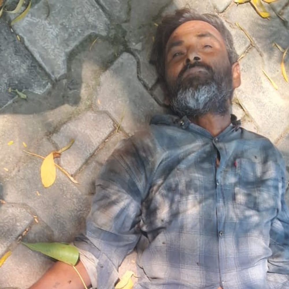 ललितपुर तालबेहट कोतवाली के सामने मिला अज्ञात युवक का शव:दो दिन से घायल था, समय पर इलाज न मिलने से हुई मौत