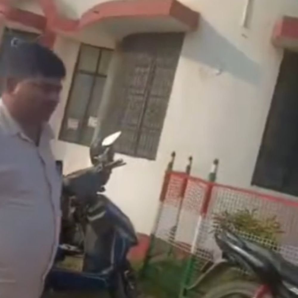 सिद्धार्थनगर में 20 हजार रुपये मांगने का वीडियो:लिपिक निलंबित, शिक्षक की रुकी वेतन वृद्धि बहाल कराने के नाम पर रकम मांगने का आरोप