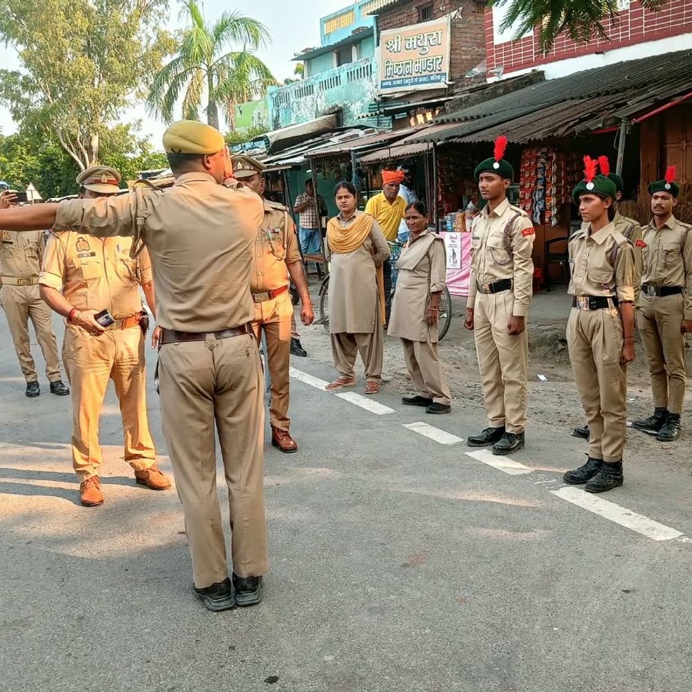 बलिया में जागरूकता कार्यक्रम:छात्राओं को कानूनी अधिकार बताए, हेल्प लाइन नंबरों की भी दी जानकारी