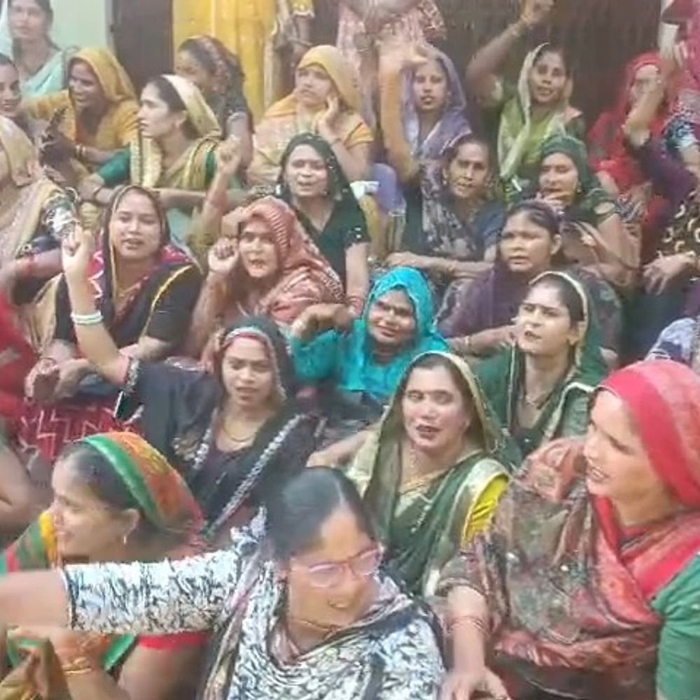 मथुरा में समूह व बैंक सखियों का कार्य बहिष्कार:मानदेय 15 हजार करने और सुविधाओं की मांग पर जिलाधिकारी को सौंपा ज्ञापन
