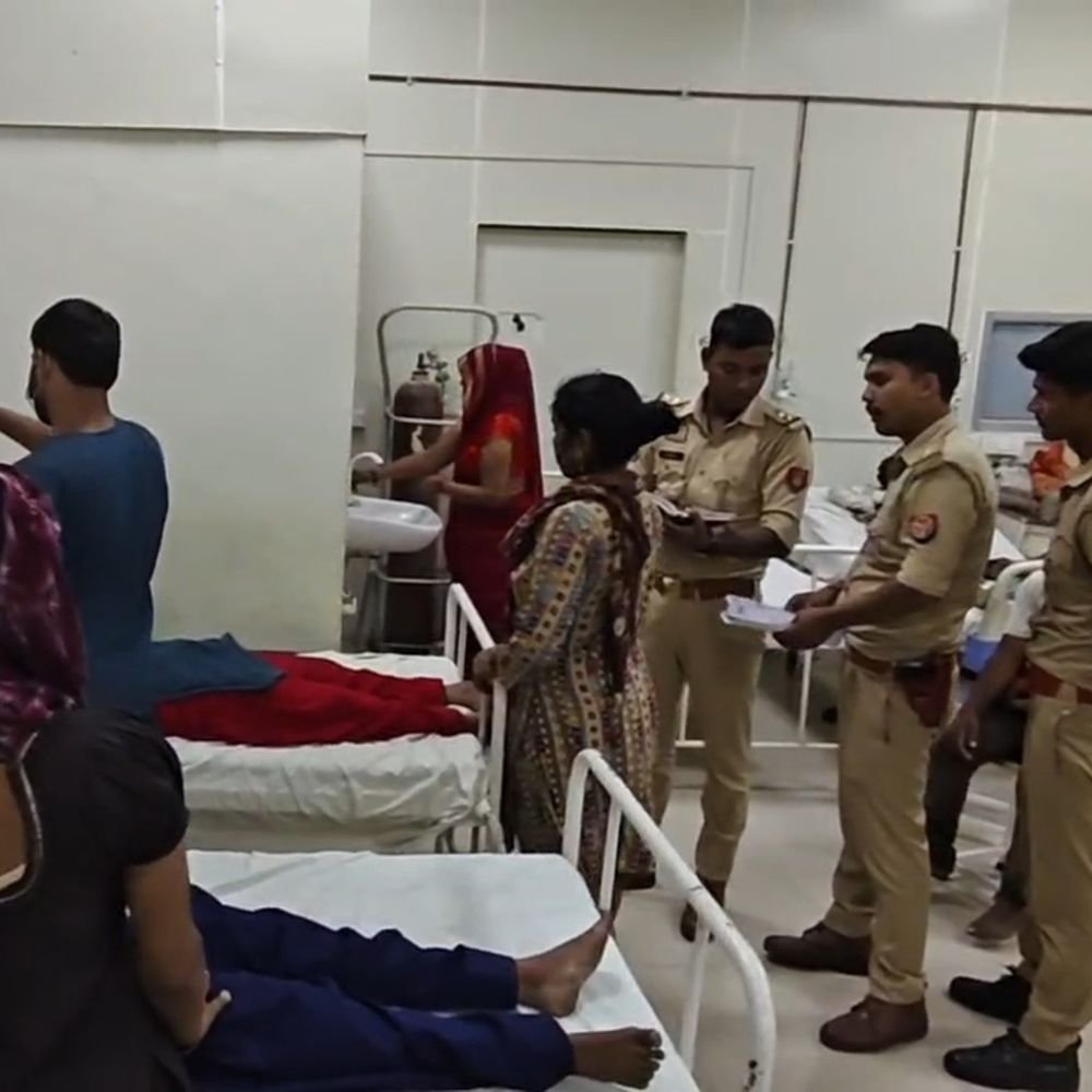 फिरोजाबाद में केमिकल युक्त कचरे में लगी आग:जहरीले धुएं से 4 श्रमिकों का दम घुटा; ट्रामा सेंटर में भर्ती, पुलिस ने शुरू की जांच
