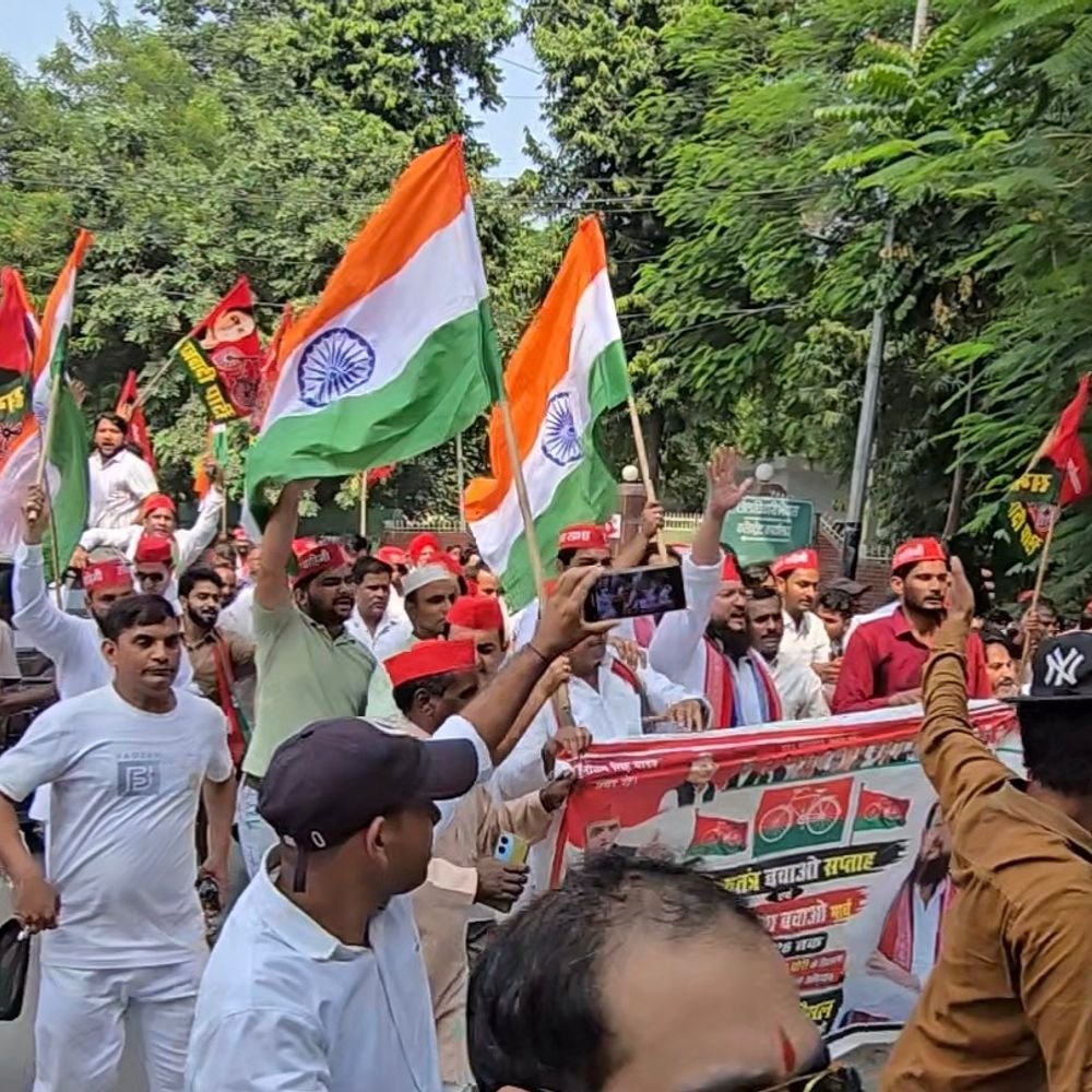 सपा का बिजनौर में मतदाता अधिकारों को लेकर प्रदर्शन:विकास भवन में धरने पर बैठे कार्यकर्ता, चुनाव आयोग पर उठाए सवाल