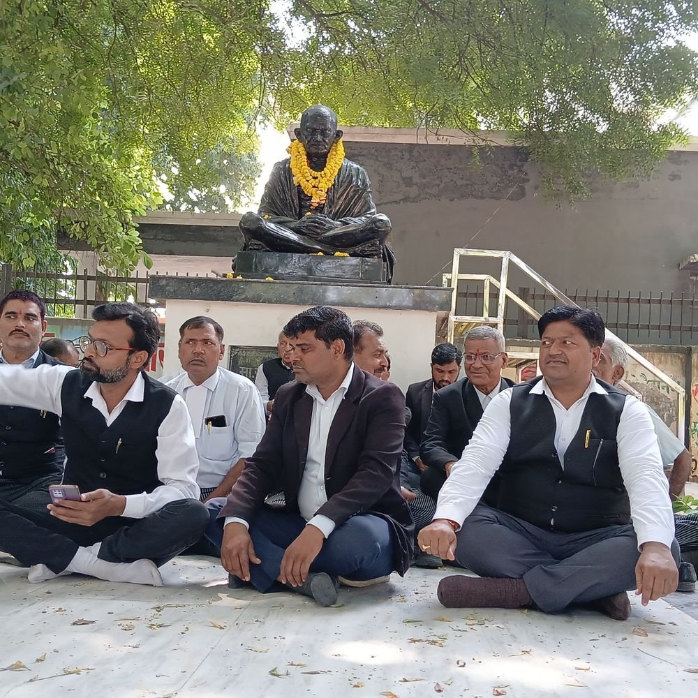 अधिवक्ताओं ने प्रोटेक्शन एक्ट के लिए रामधुन गाकर विरोध किया:कार्य बहिष्कार कर सरकार से एक्ट लागू करने की मांग की