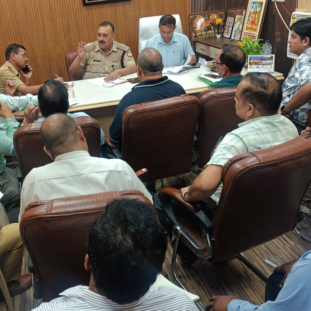 हापुड़ में रामलीला महोत्सव की तैयारियों पर प्रशासन-समिति की बैठक:सुरक्षा, यातायात, बिजली और साफ-सफाई पर जोर; अधिकारियों ने दिए निर्देश