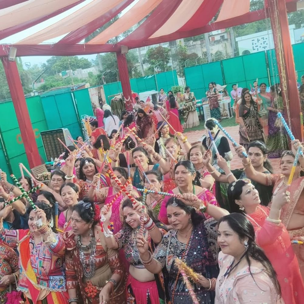 लखनऊ इनरव्हील क्लब ने भव्य डांडिया रास समारोह किया:औध जिमखाना लॉन्स में हुआ आयोजन, महिलाओं ने जमकर किया नृत्य