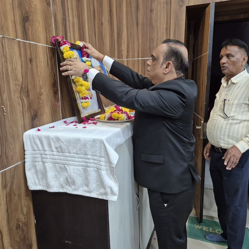 कलेक्ट्रेट में गांधी-शास्त्री जयंती पर गूंजा ‘रघुपति राघव राजा राम’:डीएम ने दिलाया सत्य, अहिंसा और सादगी के आदर्शों पर चलने का संकल्प