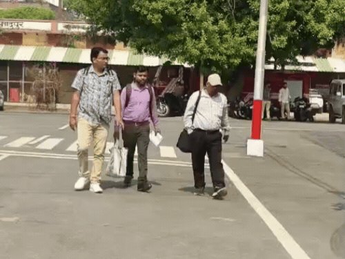 MLC चुनाव-आगरा में 75 बूथों पर मतदान शुरू:शिक्षक-स्नातक के 25 दावेदार मैदान में, जिले के 40 हजार वोटर तय करेंगे फैसला