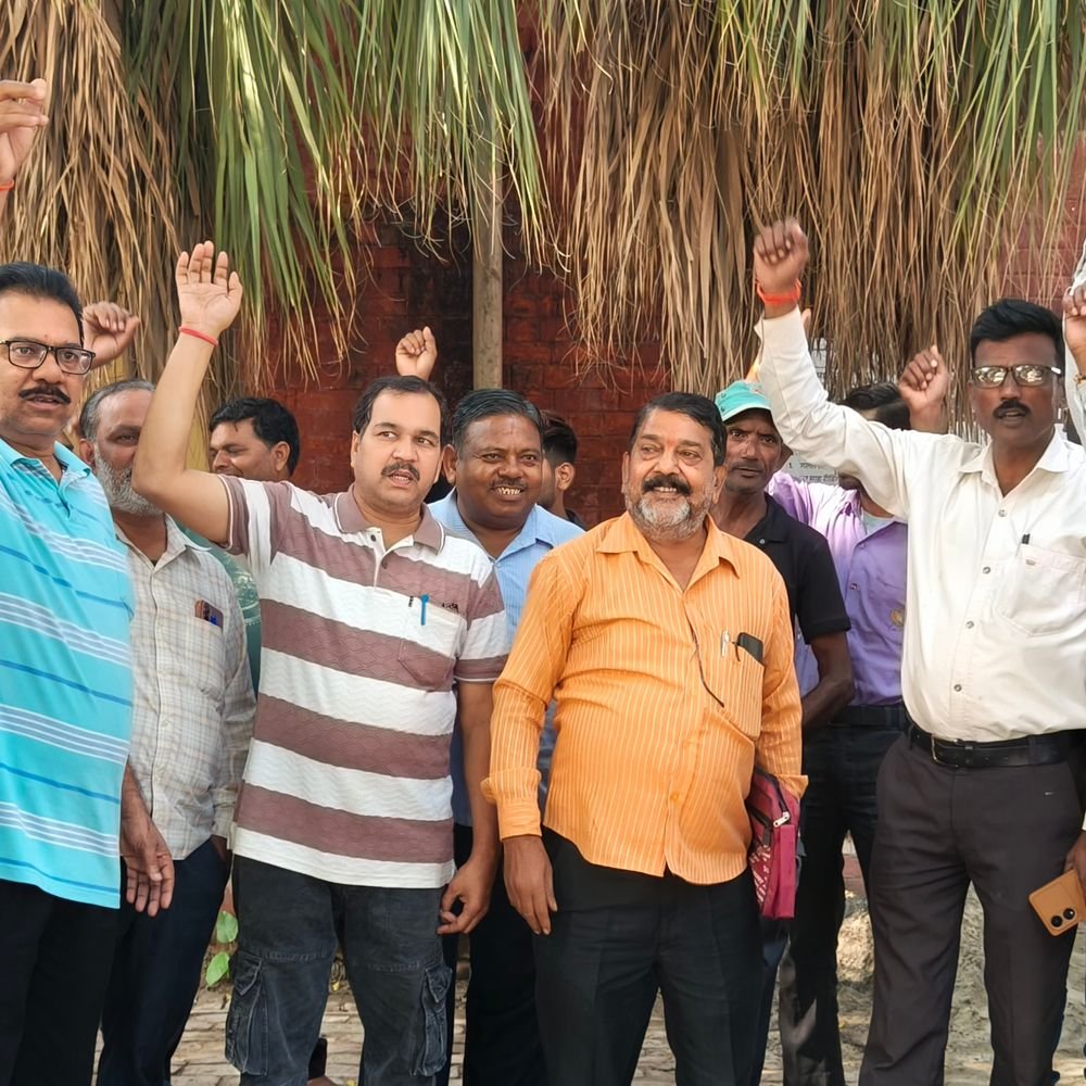संविदा कर्मियों को 14 अक्टूबर तक वेतन नहीं मिला:शाहजहांपुर में ईपीएफ, बकाया वेतन और हटाए गए कर्मियों की वापसी की मांग