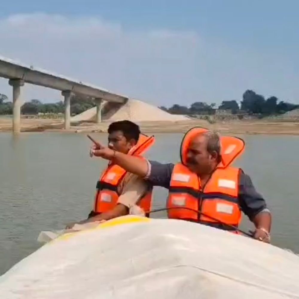 ईंट-भट्‌ठा मालिक की बाइक यमुना पुल पर मिली:अनहोनी की आशंका, पुलिस नाव से यमुना में कर रही तलाश
