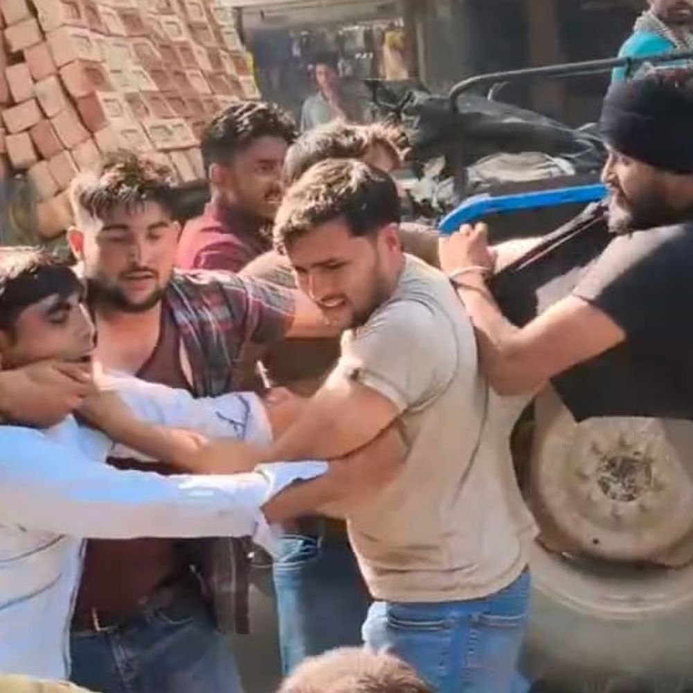 पकौड़ी के लेनदेन पर दो पक्षों में मारपीट:ठेले वाले युवक को घेरकर पीटा, सिर में लगी चोट