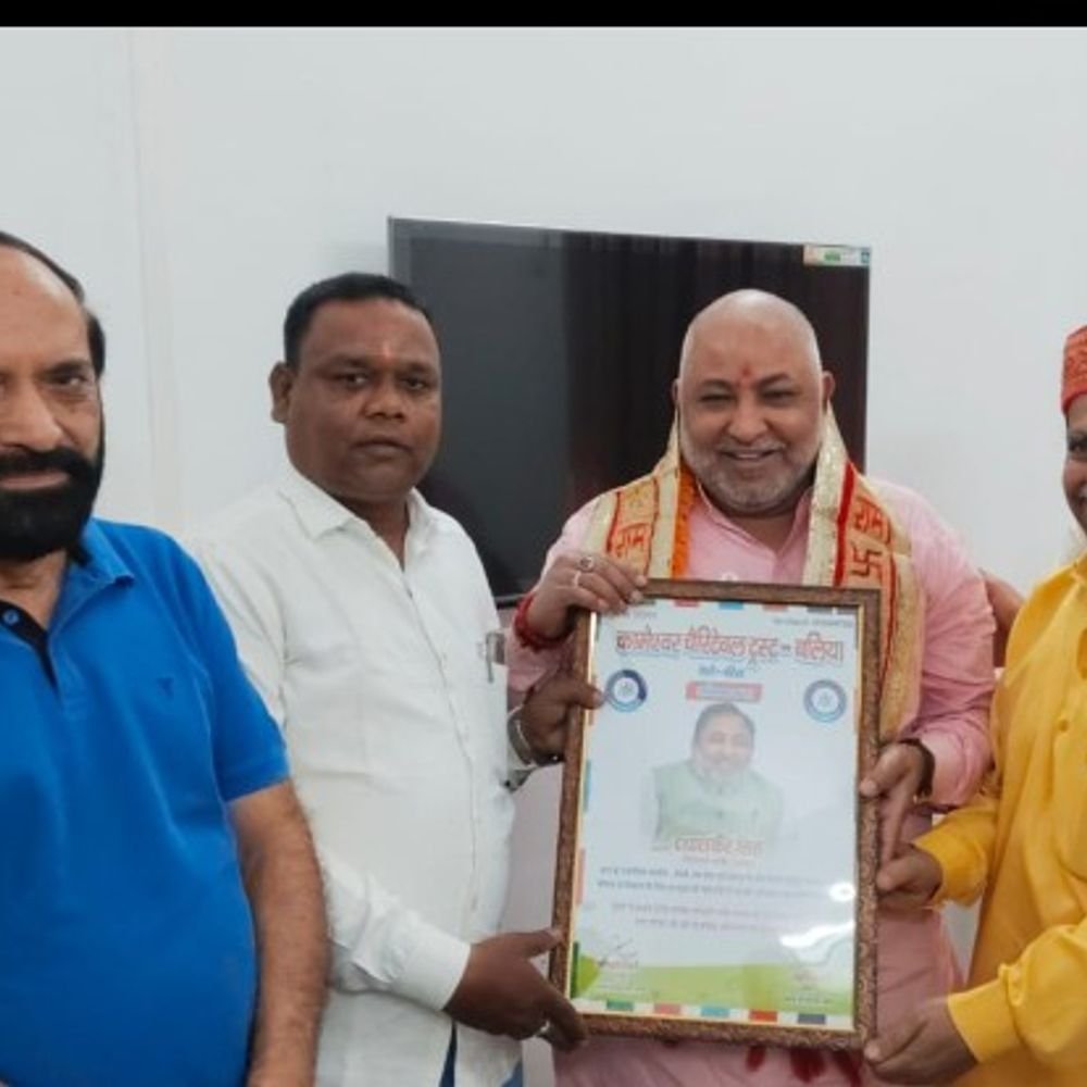 परिवहन मंत्री दयाशंकर सिंह सम्मानित:कामेश्वर चैरिटेबल ट्रस्ट ने स्मृति चिह्न और अंगवस्त्र भेंट किया