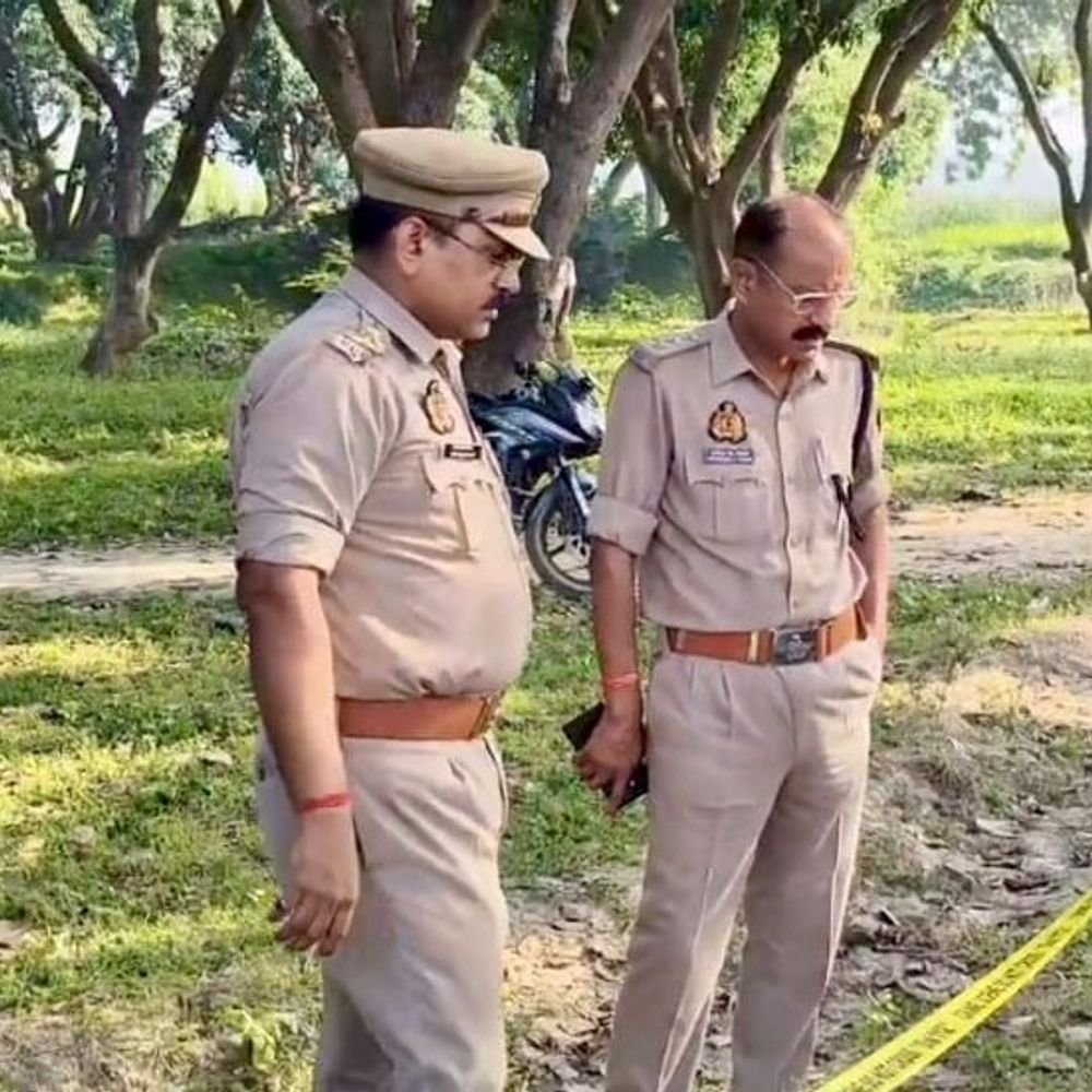 कौशांबी में पेड़ के नीचे मिला अधेड़ का शव:पास मिली शराब की शीशी और पानी की बोतल, पुलिस जांच में जुटी