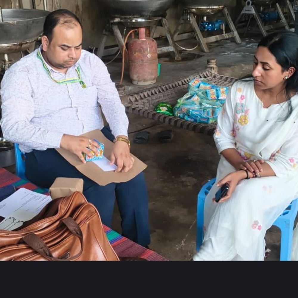 मऊ में नयन डेयरी पर खाद्य सुरक्षा विभाग की छापेमारी:60 लीटर दूध और 90 किलो मिल्क क्रीम नष्ट