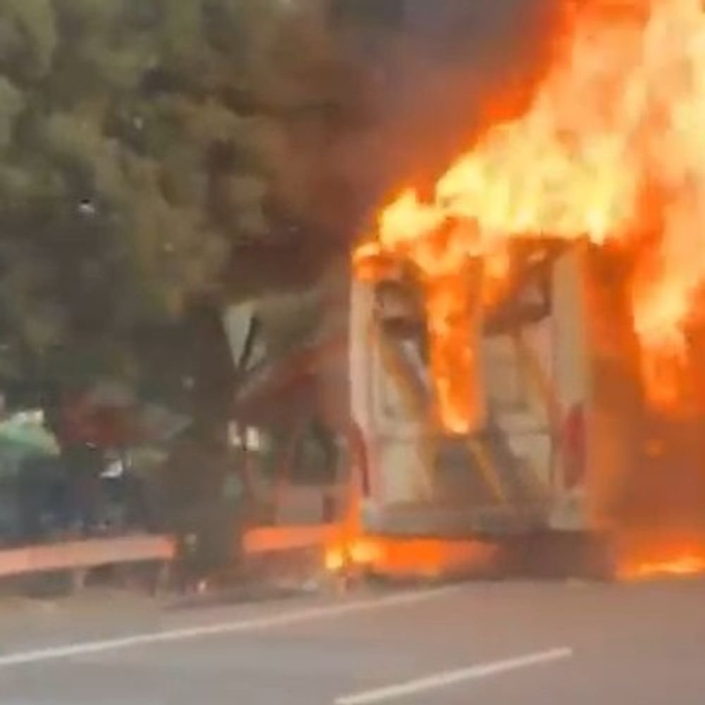 नोएडा में जो बस जली उसके 36 चालान:फिर भी 32 यात्रियों को लेकर दौड़ रही थी, डबल डेकर बस में इंजन के पास धुआं उठा