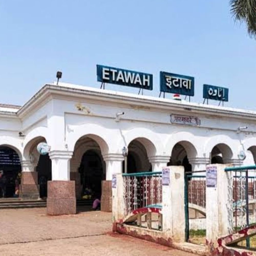 ट्रेनों में चेन खींचने पर 2833 यात्रियों पर कार्रवाई:प्रयागराज मंडल में 1 जनवरी से 30 सितंबर तक चला अभियान, इटावा में 212 मामले दर्ज