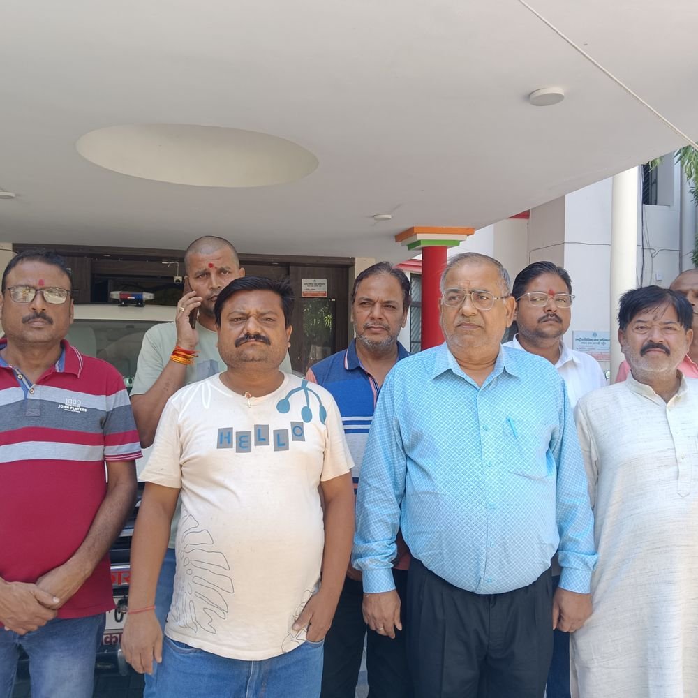 महराजगंज में जिलाधिकारी को सौंपा गया ज्ञापन:खाद्य सुरक्षा कानून में सुधार और उत्पीड़न रोकने की मांग