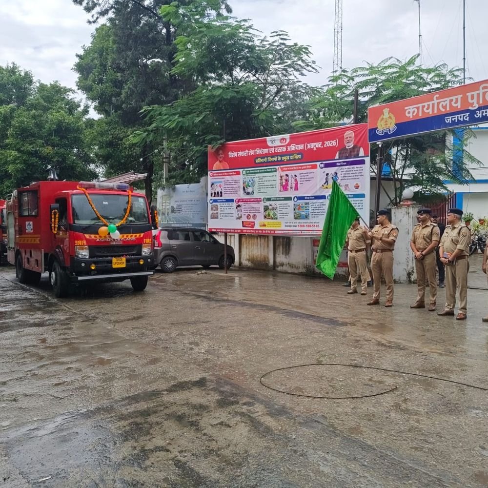 अमरोहा अग्निशमन विभाग को मिले 3 नए वाहन:पुलिस अधीक्षक ने दिखाई हरी झंडी, आगजनी नियंत्रण कार्यों में आएगी तेजी