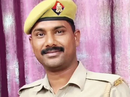 गोरखपुर पुलिस लाइन में SSP ने दी श्रद्धांजलि:ट्रक की चपेट में आने से ड्यूटी में तैनात सिपाही की मौत हुई थी