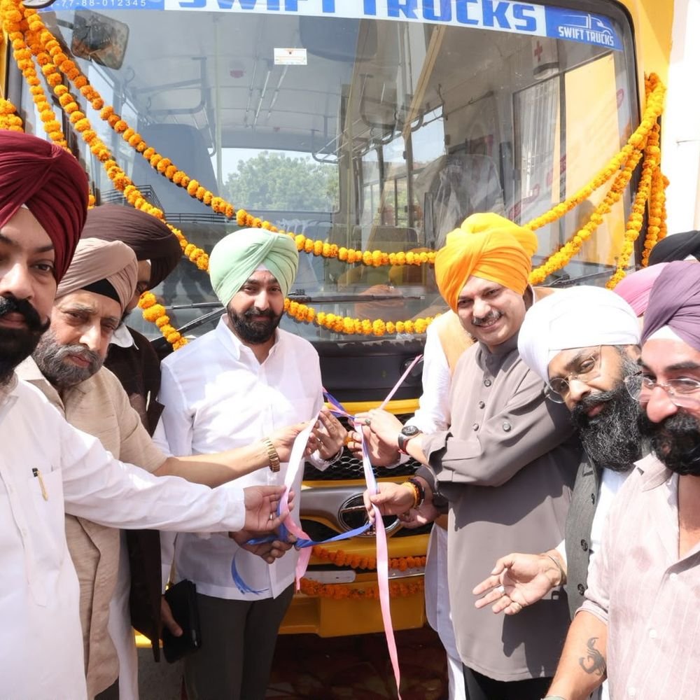 लखनऊ में गुरुद्वारे में सेवा बस का लोकार्पण:कार सेवा के लिए मिली बस, पांच मेधावी विद्यार्थियों को मिले लैपटॉप
