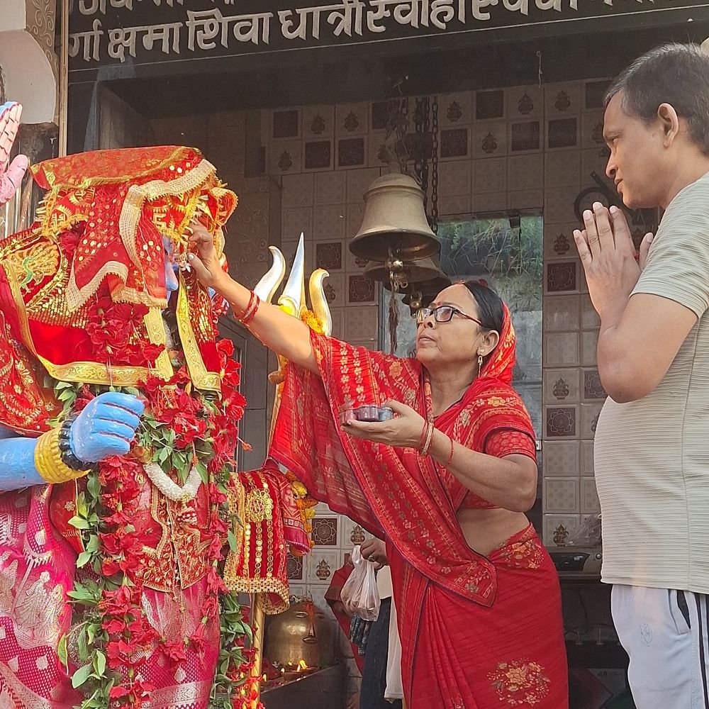 शारदीय नवरात्र शुरू, मां शैलपुत्री की हुई पूजा:गाजीपुर के कामाख्या धाम समेत कई मंदिरों में पहुंचे श्रद्धालु, घरों में भी कलश स्थापना