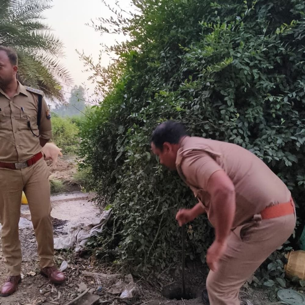 उन्नाव में ड्रोन की मदद से पकड़ी गई कच्ची शराब:300 किलो महुआ लहन मौके पर कराया गया नष्ट, कई गांव में छापा