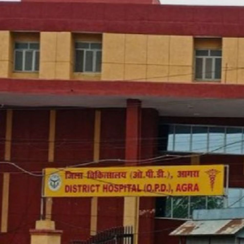 जिला अस्पताल में मरीजों को नहीं मिल रही पूरी दवा:मरीज बोले डॉक्टर ने अलग पर्ची पर लिखकर बाहर से लेने को कहा