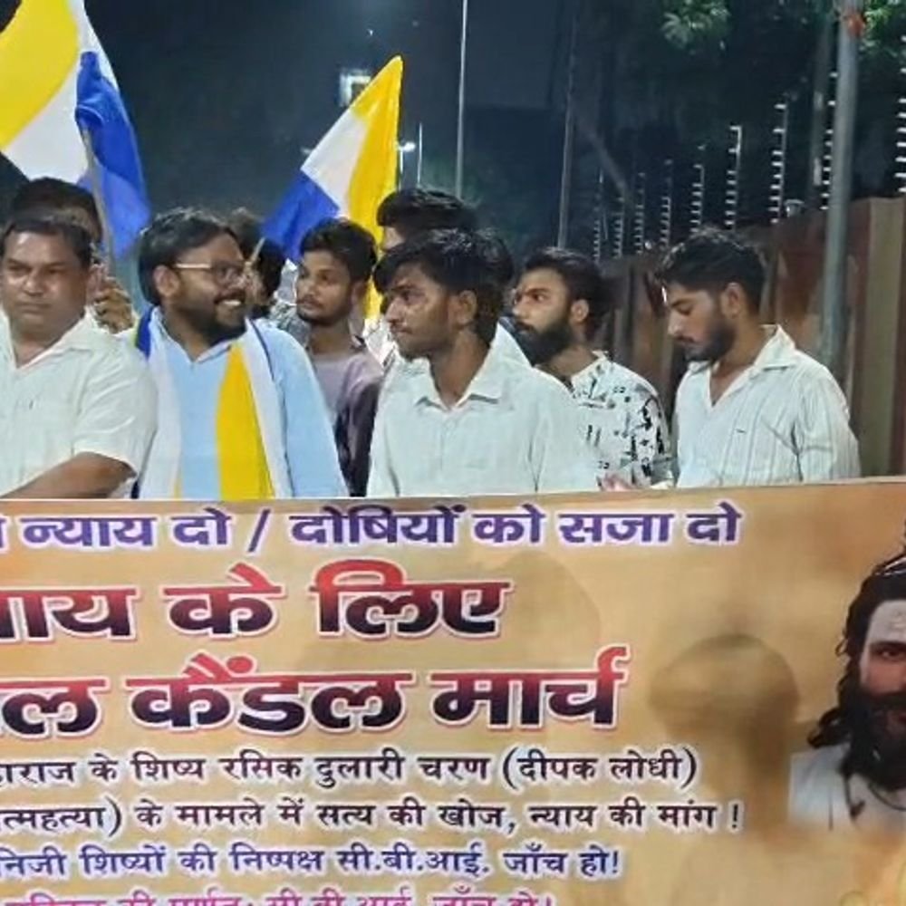 प्रेमानंद के शिष्य दीपक लोधी के लिए कैंडल मार्च निकाला:मथुरा में 25 सितंबर को संदिग्ध हालात में मौत हुई थी, CBI जांच की मांग की