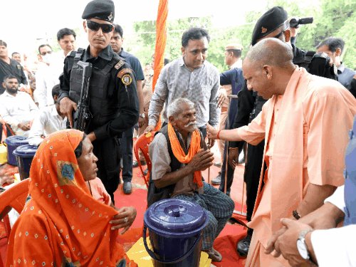 सीएम योगी इटौंजा में बाढ़ प्रभावितों के बीच पहुंचे:300 परिवारों को राहत सामग्री बांटी; पशुओं के लिए चारा और बच्चों के लिए दूध मिलेगा