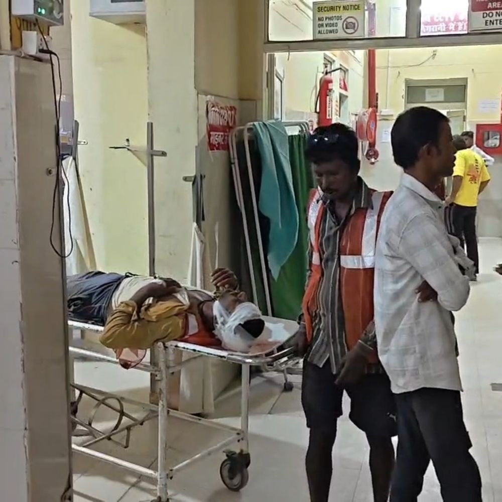 निर्माणाधीन फ्लाईओवर से गिरा युवक:फिरोजाबाद में काम करते समय गिरा, ट्रॉमा सेंटर में हालत गंभीर