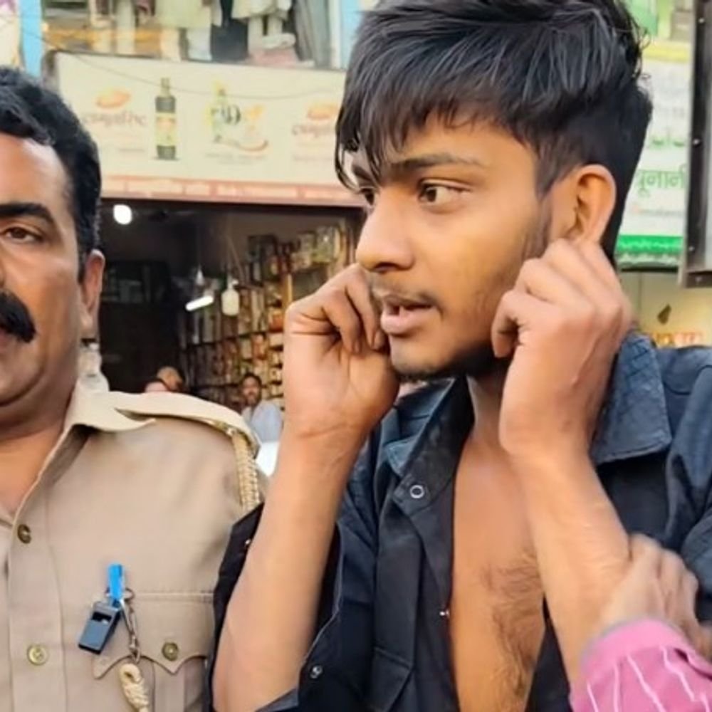 पर्स छीनकर भाग रहे युवक की सरे बाजार पिटाई, VIDEO:मुज़फ़्फ़रनगर के नावल्टी चौराहे की घटना, पर्स छीनकर भागने के शक में लोगों ने युवक को पीटा