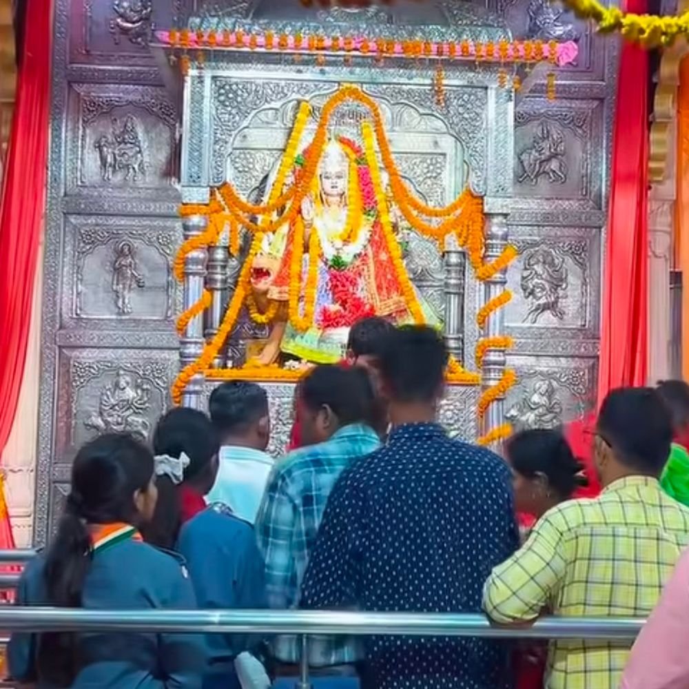 संतकबीरनगर में नवरात्रि के पहले दिन मंदिरों में उमड़ी भीड़:मां दुर्गा हाथी पर सवार होकर आईं, शुभ मुहूर्त में कलश स्थापना से पूरी होंगी मुरादें