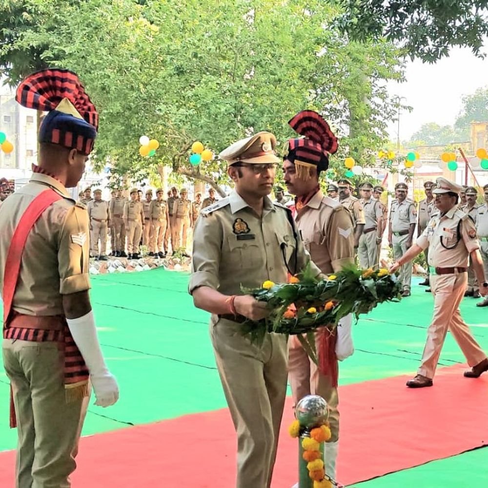 सुल्तानपुर में पुलिस स्मृति दिवस मनाया:पुलिस लाइन में शहीद स्तंभ पर अर्पित किए पुष्प, मौन रखकर किया याद