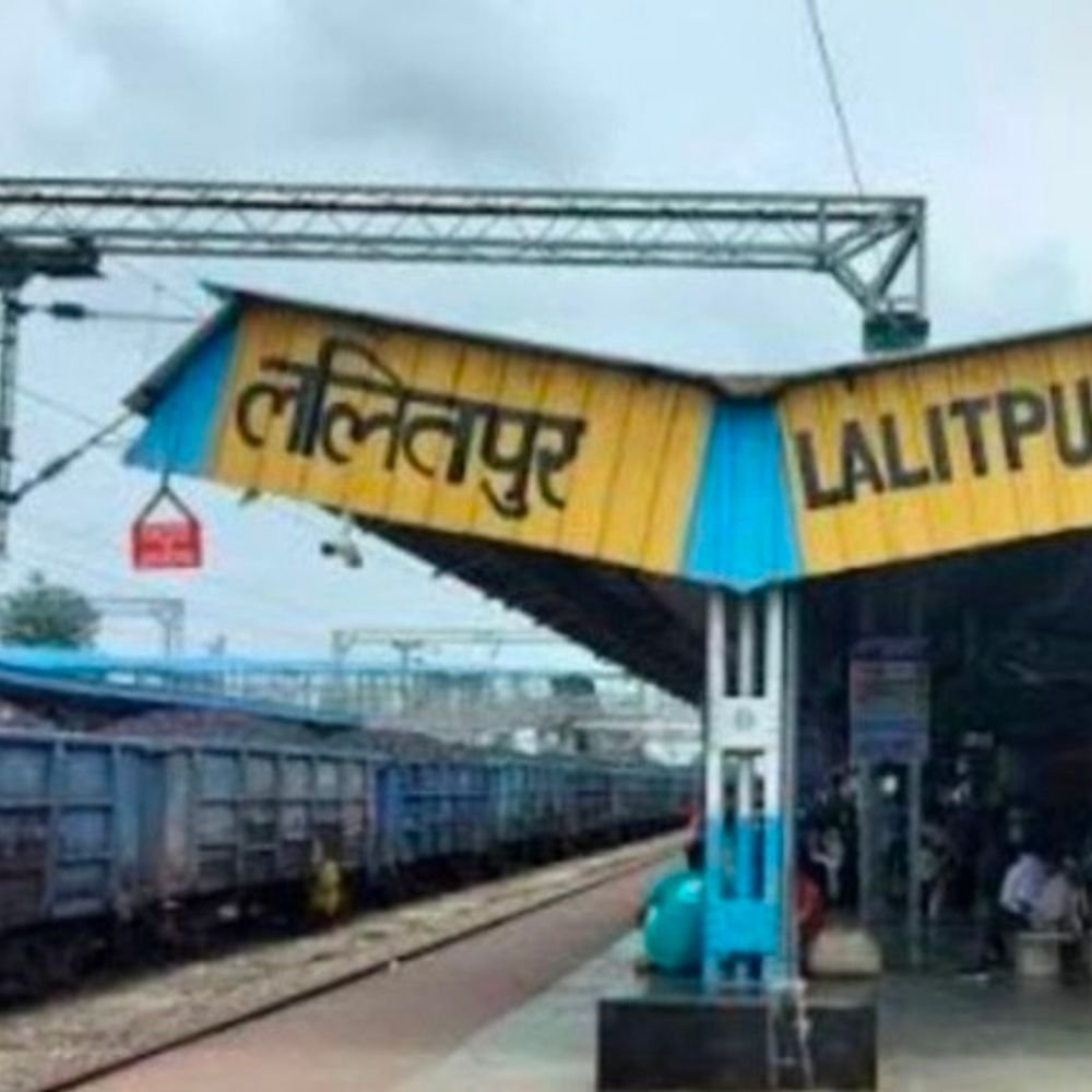 ललितपुर रेलवे स्टेशन से पॉइंट्समैन की बाइक चोरी:नई स्टेशन बिल्डिंग के बाहर खड़ी थी मोटरसाइकिल, 13 दिन बाद एफआईआर दर्ज
